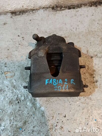 Суппорт передний правый Skoda Fabia 2
