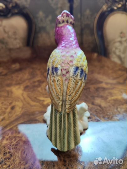 Статуэтка попугай фарфор