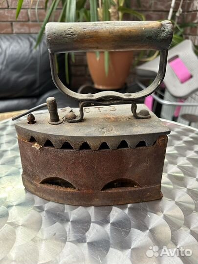 Старый утюг на углях