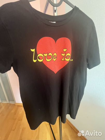 Футболка love is