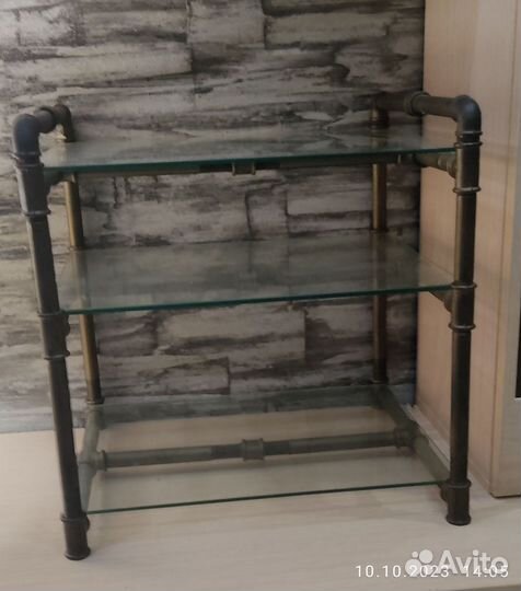 Стеклянная стойка под аппаратуру