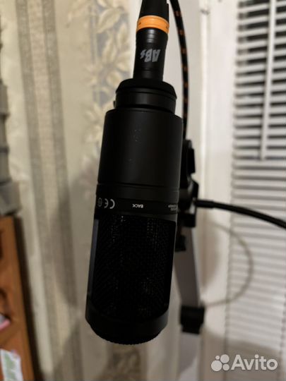 Студийный микрофон audio technica AT2020