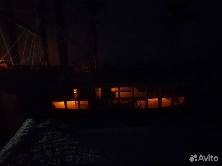 Деревянная модель парусника Баунти с баркасом