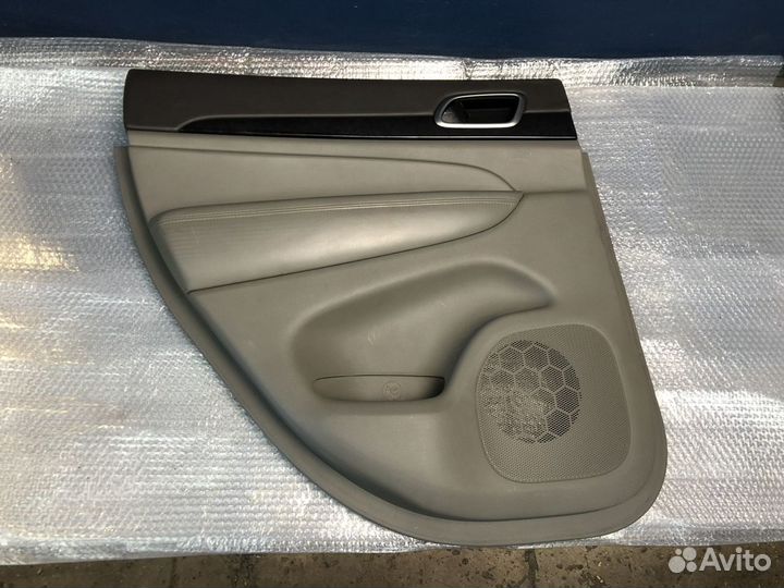 Обшивка задней двери Jeep Grand Cherokee WK2