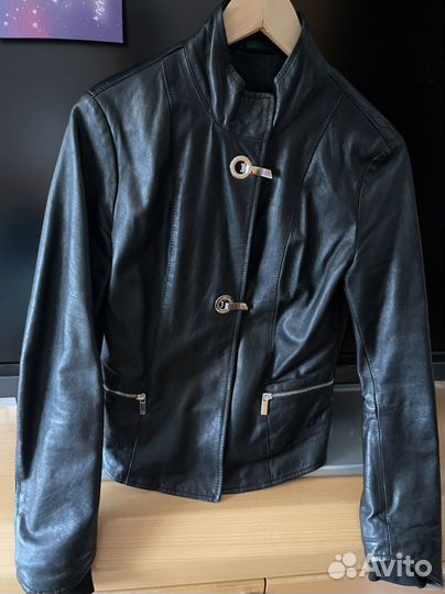 Кожаная куртка Armani женская 42р