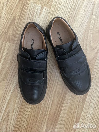 Новые кожаные кеды 34-35 размера для мальчика