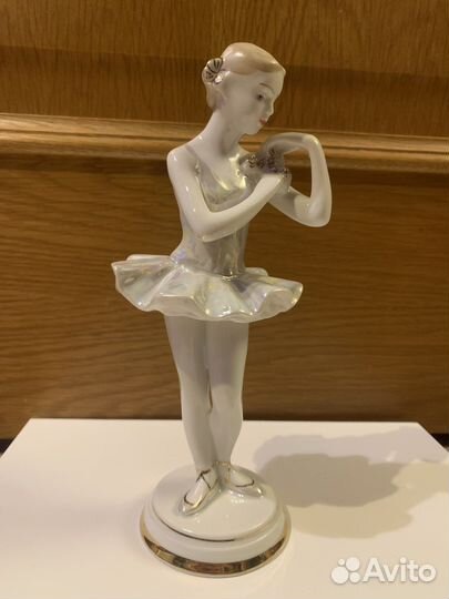 Фарфоровая статуэтка Балерина с цветком