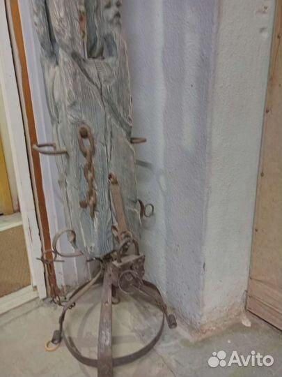 Деревянный напольный подсвечник