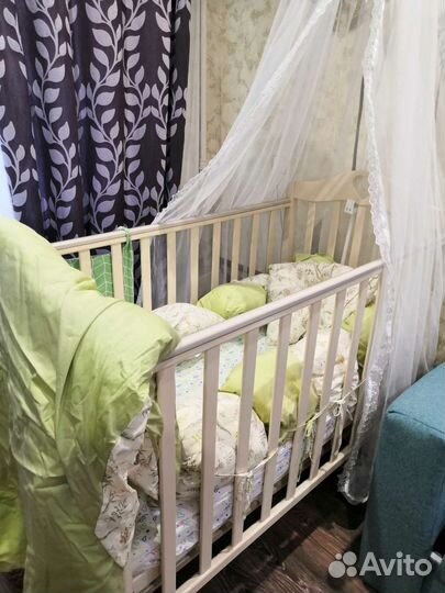 Детская кроватка с маятником