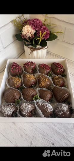 Клубника в бельгийском шоколаде, банан в шоколаде