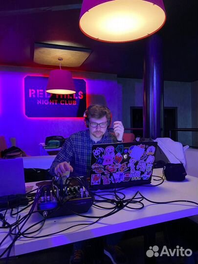 Dj, звукооператор со своим оборудованием