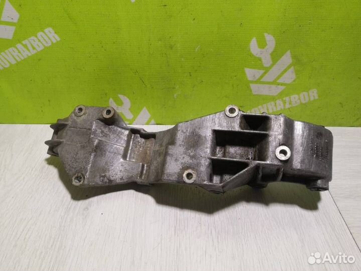 Кронштейн генератора Фольксваген Гольф 3 Венто