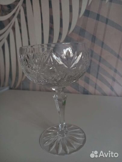 Хрустальная конфетница на ножке