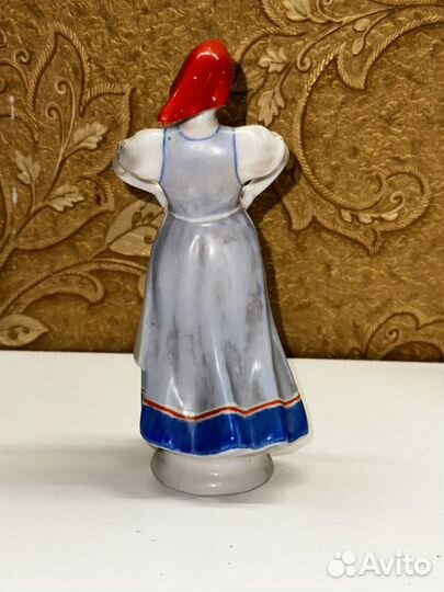 Фарфоровая статуэтка плясунья