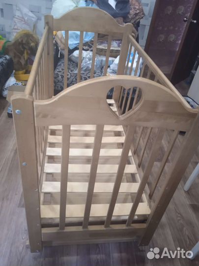 Детская кроватка с маятником и ящиком