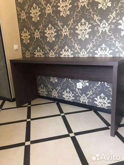 Стол. Письменный стол