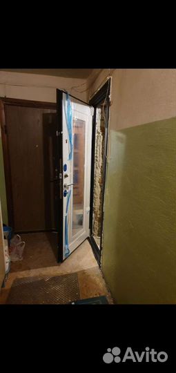 Стальная входная дверь с зеркалом