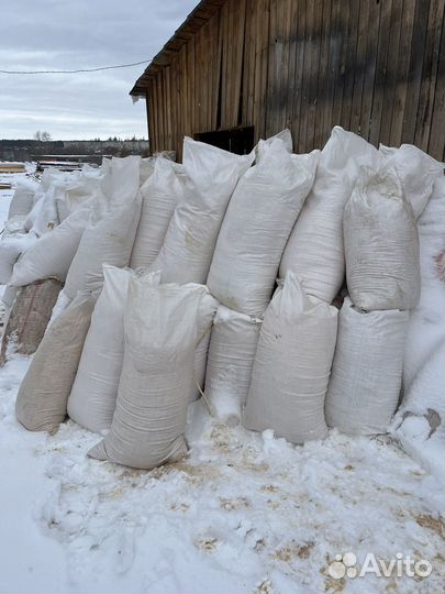 Сухие опилки в мешках