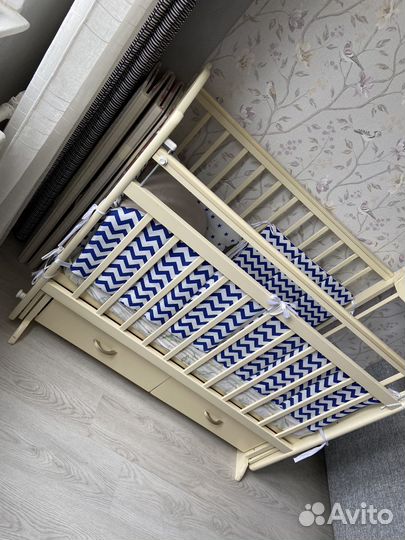 Детская кроватка с маятником и ящиком