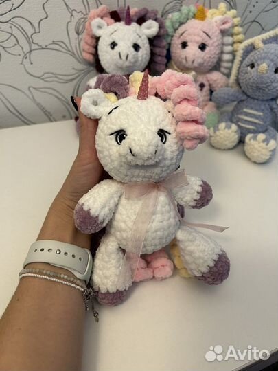 Вязаный единорог и динозавр