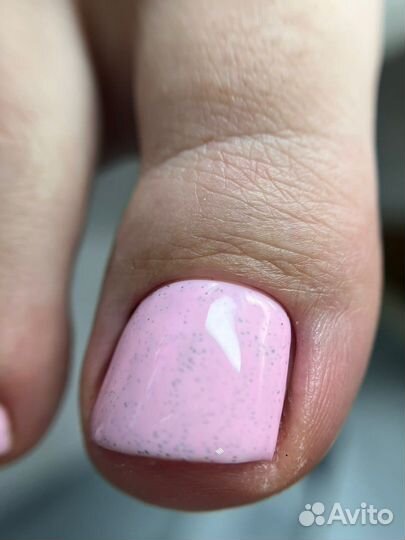 Педикюр с покрытием лаком
