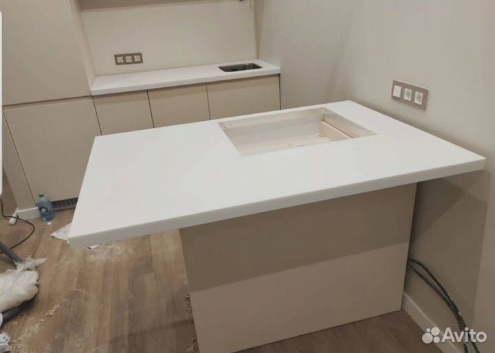 Кухня на заказ без ручек до потолка в студию