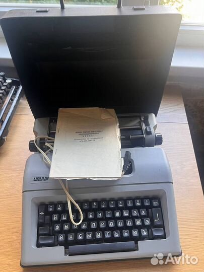 Пишущая машинка электромеханическая 