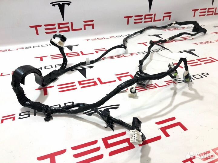 Электропроводка подъемной задней двери Tesla