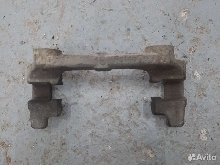 Скоба заднего суппорта Мазда 3 вк