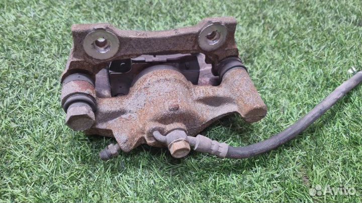 Суппорт тормозной задний левый Toyota Crown