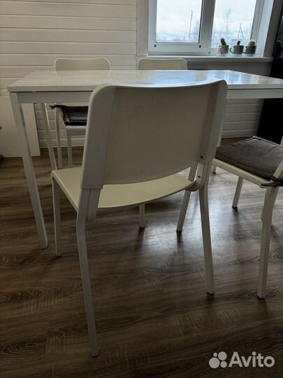 Стол обеденный и стулья