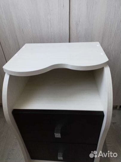 Тумба белая на колесах