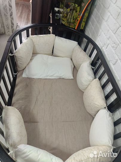 Детская кроватка с маятником круглая