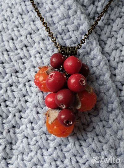 Кулон ягоды. Морошка, брусника