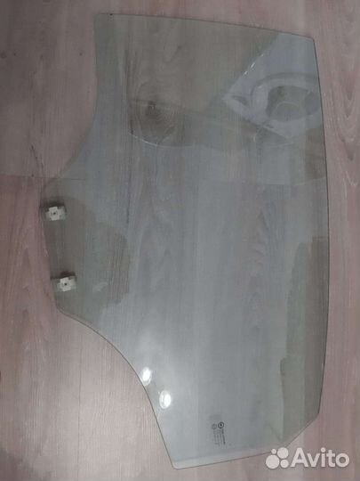 Заднее стекло левой двери Kia Rio 3