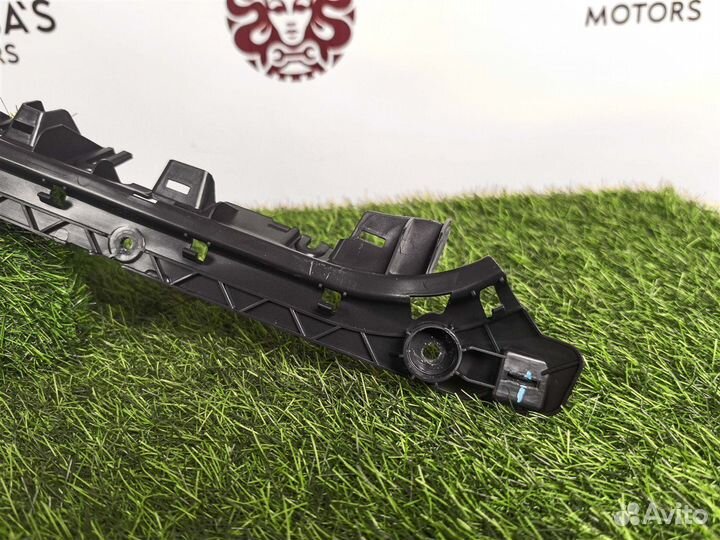 Кронштейн накладки двери багажника левый Maserati