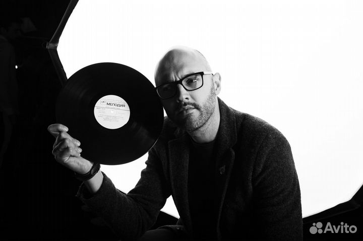 Диджей с ретро музыкой СССР на виниле