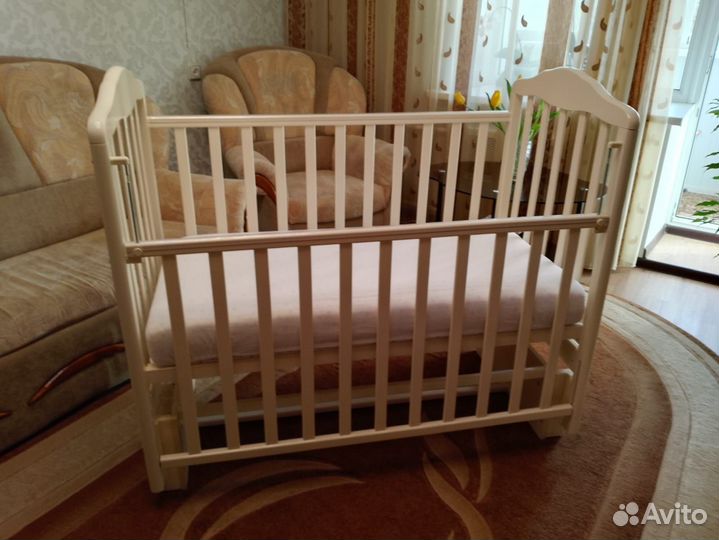 Детская кроватка с матрасом и бортиками