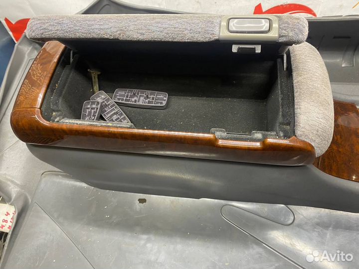 Подлокотник Toyota Crown