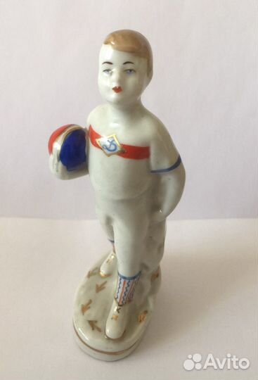 Статуэтка Юный футболист