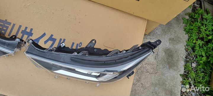 Фара передняя левая Toyota Rav-4 XA50