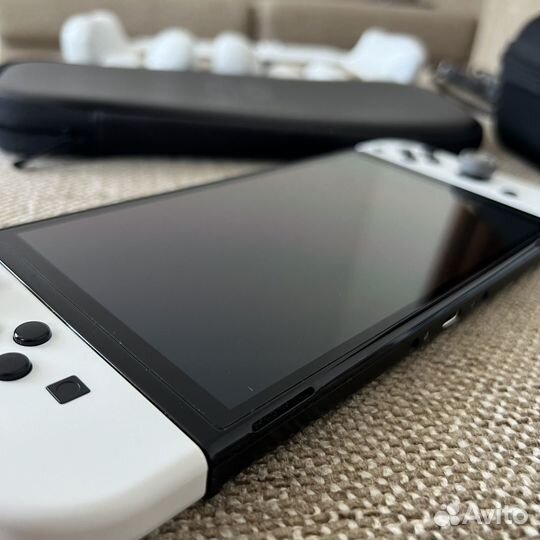 Nintendo switch oled + skull and CO + controller