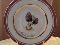 Фарфоровая декоративная тарелка на подставке