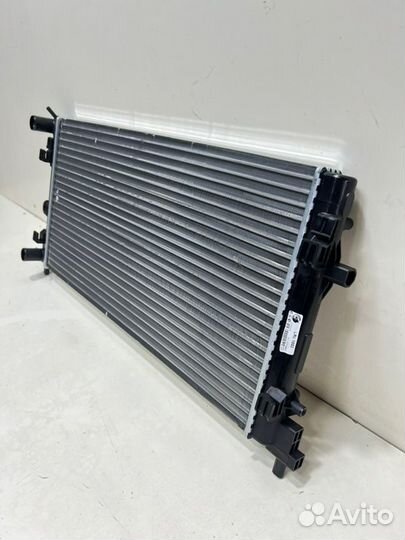 Радиатор охлаждения двигателя передний Volkswagen