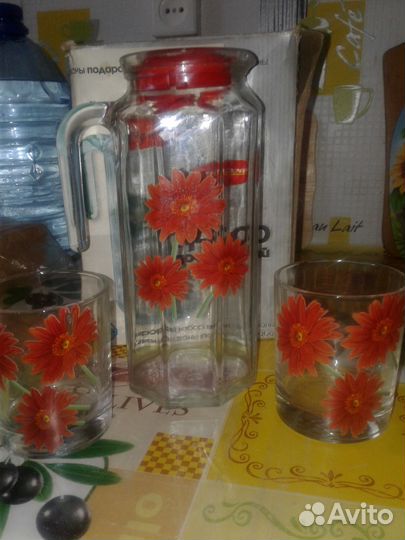 Кувшин со стаканами