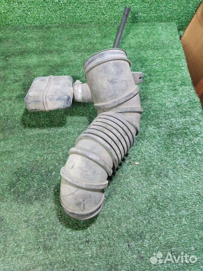 Патрубок воздушного фильтра Mitsubishi Carisma