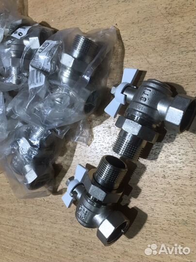 Кран шаровой угловой с американкой 1/2