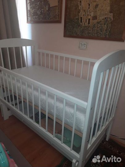 Детская кроватка с маятником и ящиком