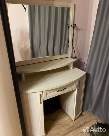 Туалетный столик с зеркалом