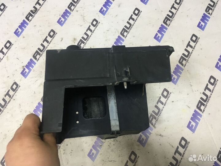 Крепление аккумулятора Форд Фокус 2